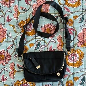 Lululemon Festival Bag Crossbody Adjustable Strap in Black/Gold